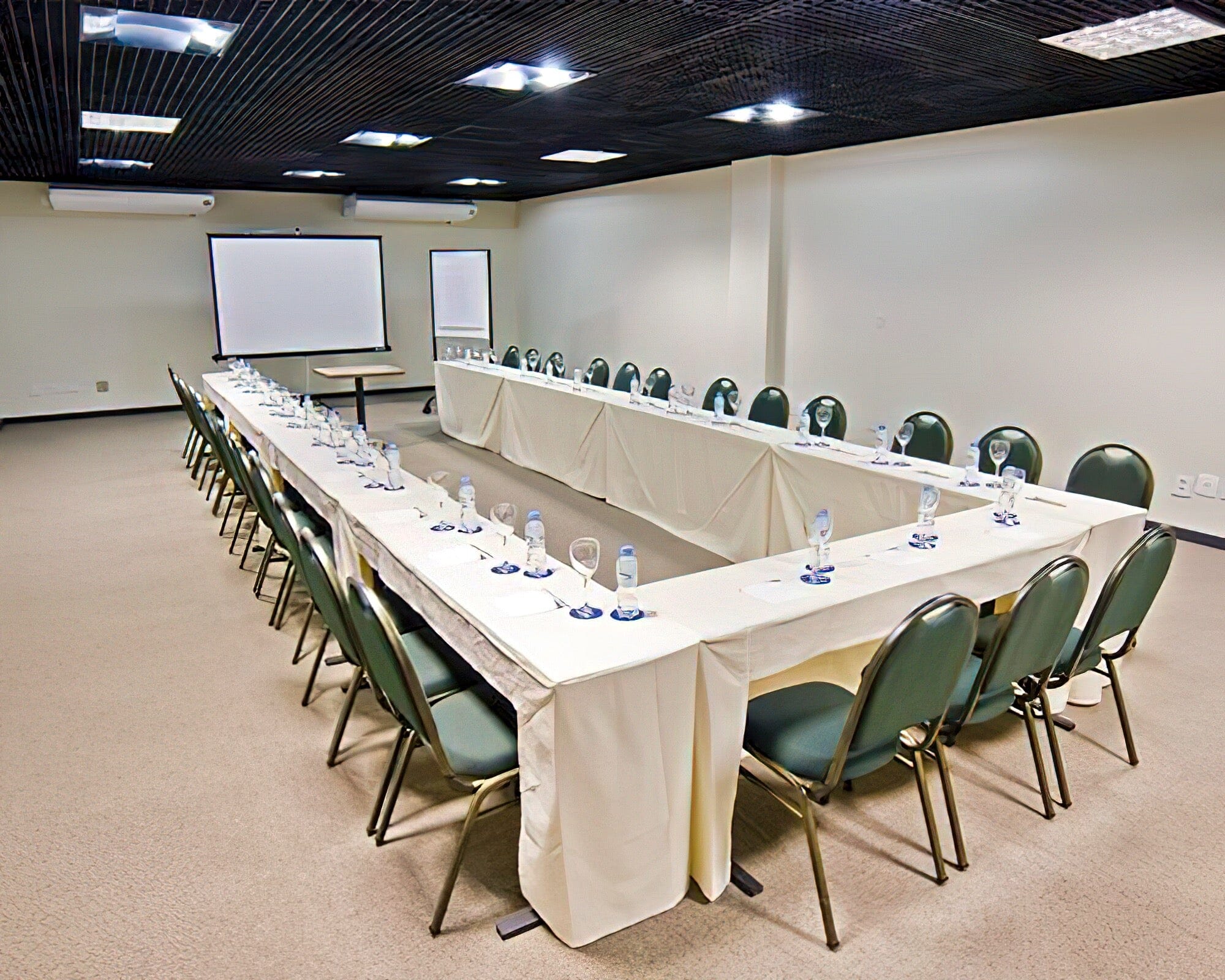 Wyndham Golden Foz Suites - Image 11