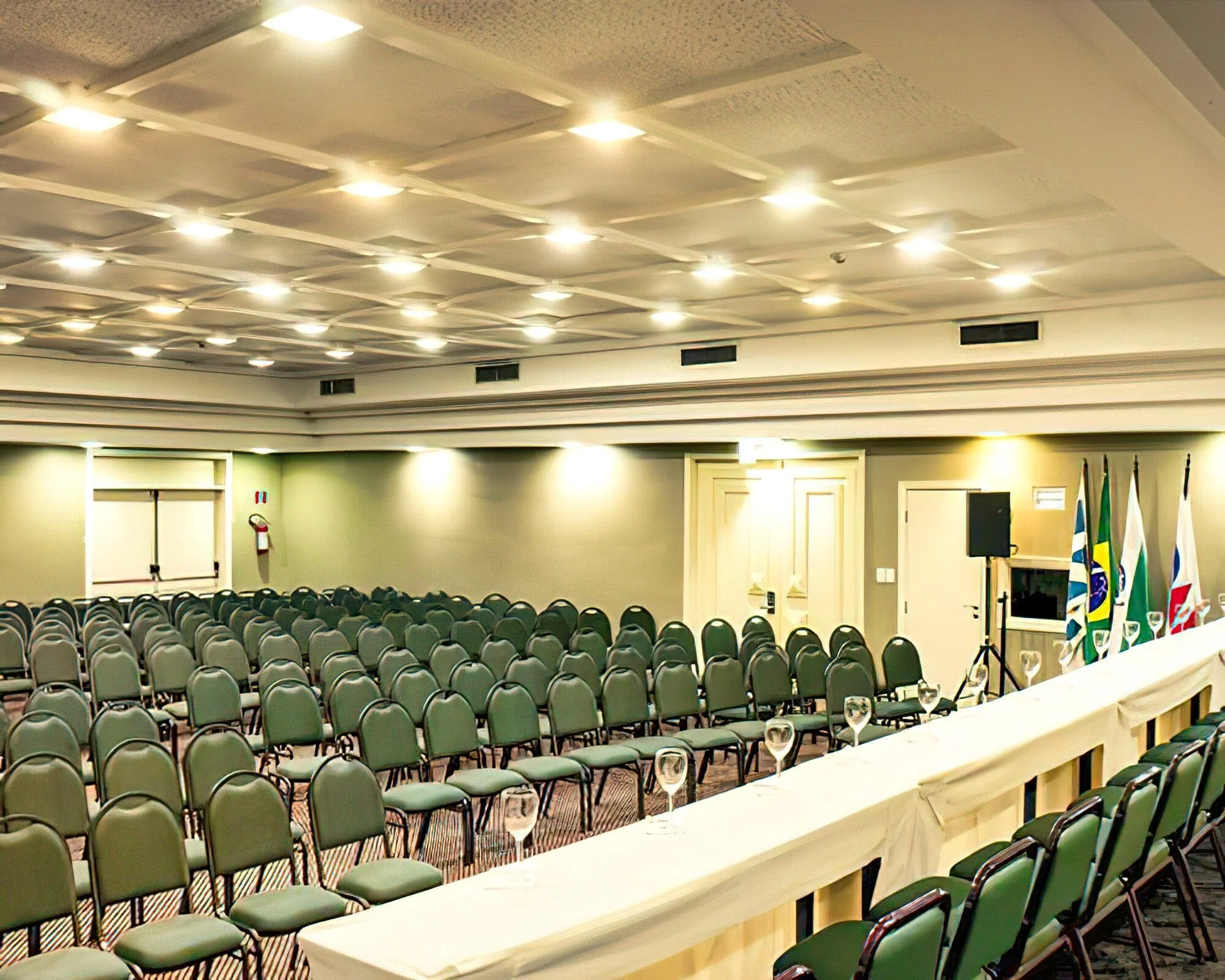 Wyndham Golden Foz Suites - Image 12